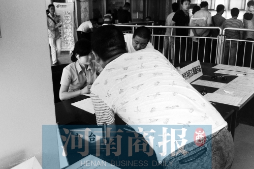 戴著耳機(jī)工作，挺“愜意”