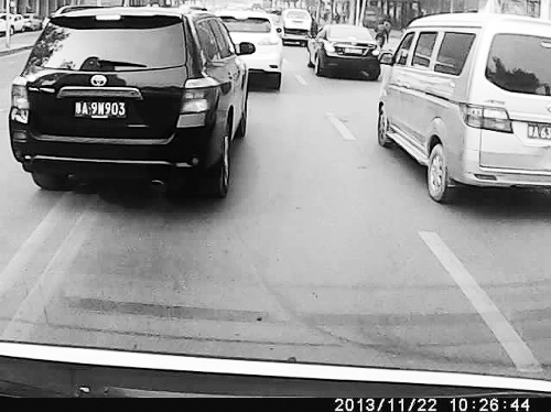 這輛黑色車輛不避讓執(zhí)行緊急任務(wù)的救護(hù)車，并壓著雙黃線變更車道。唐韜/圖