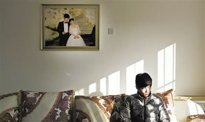 11月28日，青島膠南，丁海偉的婚房掛著與妻子的結(jié)婚照。如今妻子和未出世的孩子都已離世。新京報(bào)記者 周崗峰 攝