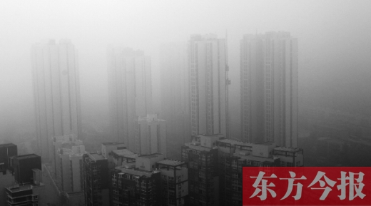 昨天早上，鄭州氣象臺發(fā)布大霧紅色預警，在霧霾籠罩下，鄭州市區(qū)的高樓大廈隱約可見