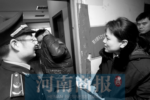 城管巡回法庭法官，到因違反城市管理的受罰當事單位送傳票
