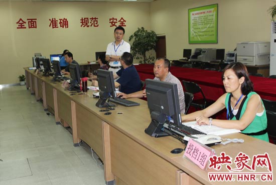 今年我省高招錄取工作正在平穩(wěn)正常開展，圖為投檔組工作人員。