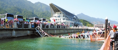昨天上午10點(diǎn)左右，江西廬山西海風(fēng)景區(qū)司馬旅游碼頭發(fā)生橋面塌陷事故，造成18名游客擦傷或落水。景區(qū)表示，目前已對(duì)擦傷或落水游客進(jìn)行有效救治和妥善處置，并對(duì)游客損失的財(cái)物進(jìn)行登記。
