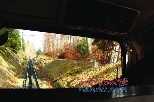 小火車一路向上，沖破云層，豁然開朗，乘客們的歡呼聲適時響起，一切漸入佳境。