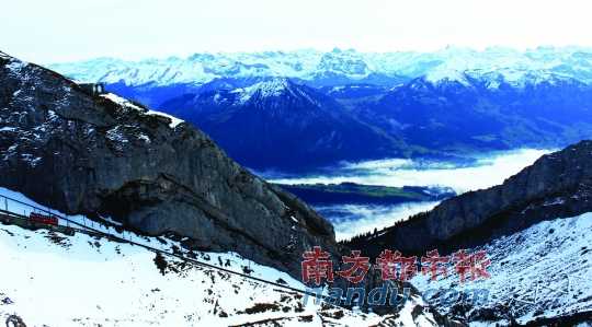  齒軌火車在皮拉圖斯山上穿行，如同紅色的龍在山中游弋。