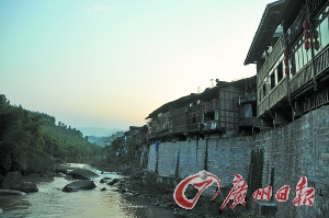 　　夕陽下的古鎮(zhèn)。　
