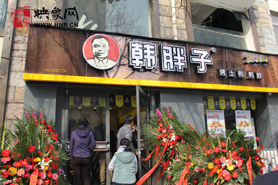 　　“韓胖子”千只茶香雞茶香鴨捐贈環(huán)衛(wèi)工人、農(nóng)民工學(xué)子和鄭州市社會福利院。