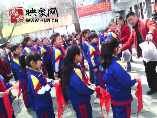 　　“韓胖子”千只茶香雞茶香鴨捐贈環(huán)衛(wèi)工人、農(nóng)民工學(xué)子和鄭州市社會福利院。