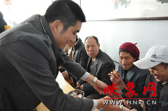 　　“韓胖子”千只茶香雞茶香鴨捐贈環(huán)衛(wèi)工人、農(nóng)民工學(xué)子和鄭州市社會福利院。