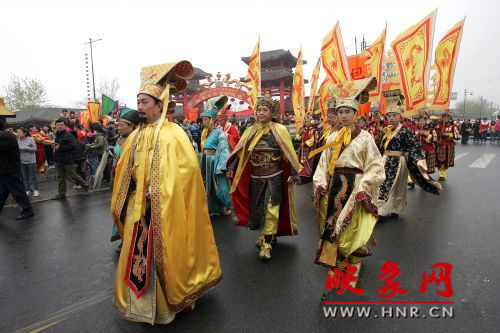 　　3月30日上午,開封市舉行2013中國(開封)清明文化節(jié)踏春巡游活動?！?　　