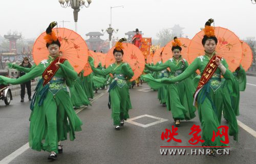 　　3月30日上午,開封市舉行2013中國(開封)清明文化節(jié)踏春巡游活動?！?　　