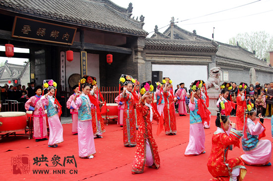 游客參觀清明小長假新推出的本土特色節(jié)目《鼓樂迎賓》。