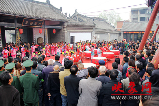 游客參觀清明小長假新推出的本土特色節(jié)目《鼓樂迎賓》。