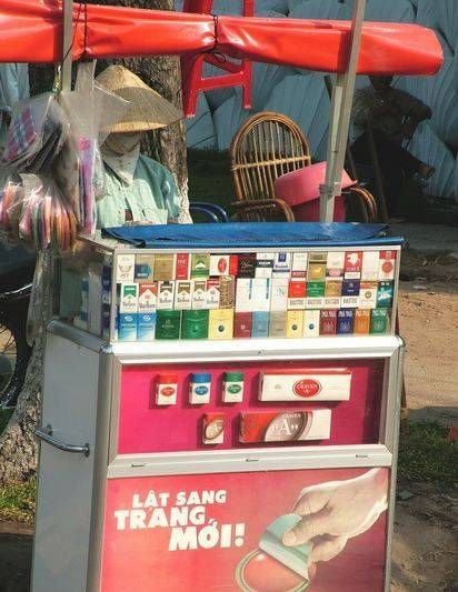 　煙攤，越南街頭隨處都是這樣的流動(dòng)小攤。