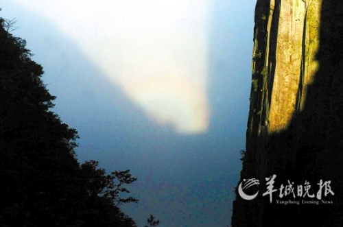 武功山四絕之一的“云海佛光”在大雨過后出現(xiàn)。