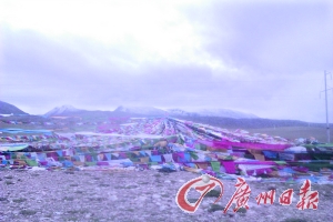 沿途遍地可見的五彩經(jīng)幡。