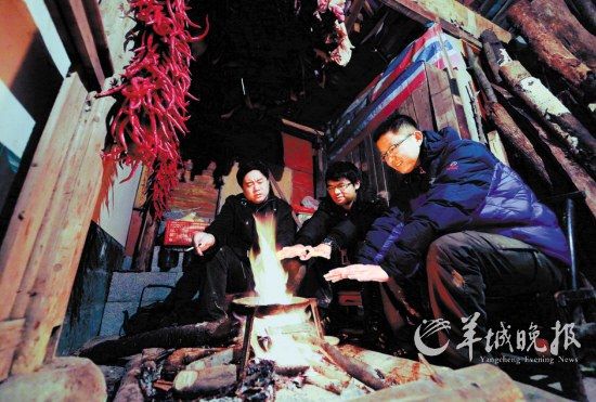 　　在土家人吊腳樓小住的那個(gè)夜晚,讓我想起了外婆家。