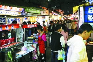 　　品味臺(tái)灣,又怎能錯(cuò)過那些親民夜市。