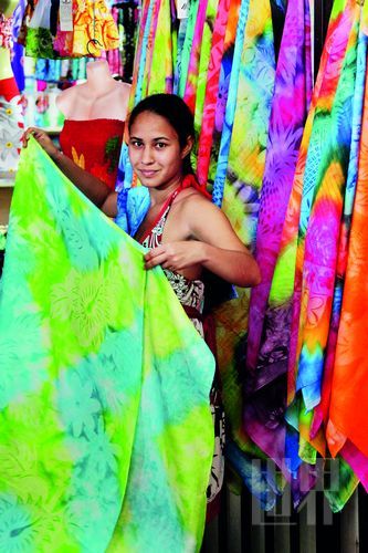 　　Pareo,這一幅幅有著漂亮圖案、色彩繽紛的布,是大溪地人最美的衣