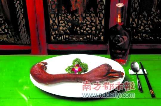 人頭馬誠印干邑白蘭地是高端宴席的佐餐佳釀，圖為鹵水老鵝頭