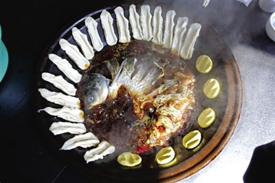 黃驊鍋灶魚，將海魚與面食相互搭配。農(nóng)業(yè)與漁業(yè)、土地與海洋，在這里構(gòu)成了微妙的平衡。