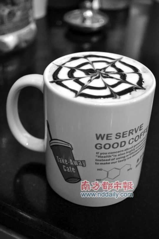 多巴胺行動咖啡店的摩卡,入口醇滑。