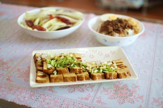 　　對于一碗鹵肉飯來說,完全不需要濃墨重彩的配其他煎炸食物,只需要搭上清爽的豆干、爽口的蘿卜即可。
