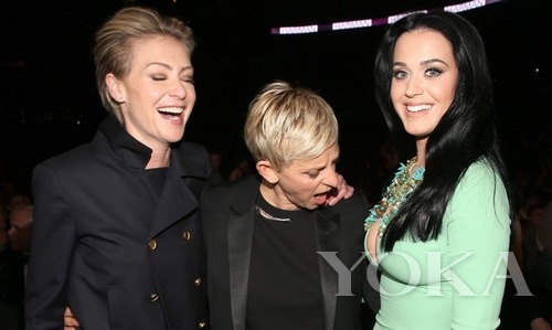 艾倫·德杰尼勒斯(Ellen DeGeneres)同志請注意你的節(jié)操，你老婆還在旁邊看著呢