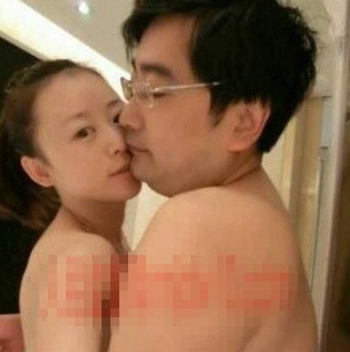 女主播紀某與國家檔案局官員范某。