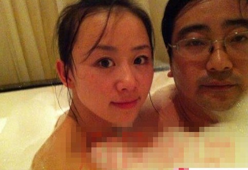 女主播紀某與國家檔案局官員范某。