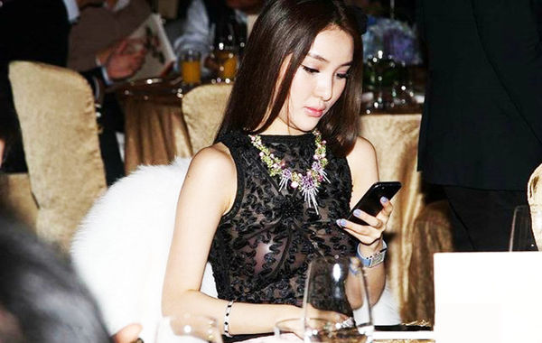 2013年11月30日，郭美美出席保利珠寶拍賣活動，現(xiàn)場郭美美一席透視的上衣性感現(xiàn)身，胸前乳貼顯露無