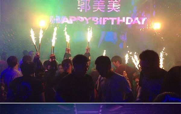 2013年6月16日下午，郭美美在網上曬出一組慶生照。通過照片可以看出，酒吧的巨大舞池中燃放焰火