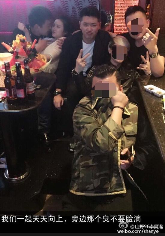 田源朋友辟謠稱左側(cè)抱著女子親吻的是田源的發(fā)小，女子的男友。