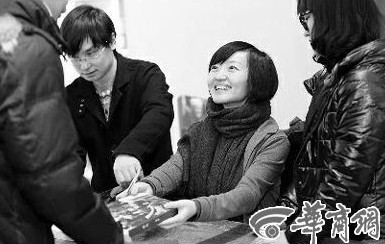 1月19日，柴靜在西安簽售新書《看見》時(shí)和讀者交流。
