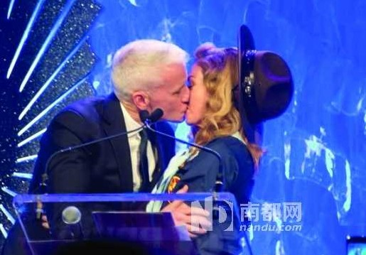 16日，麥當(dāng)娜在紐約舉行的第24屆同志媒體獎(jiǎng)?lì)C獎(jiǎng)禮上，頒獎(jiǎng)給美國(guó)CNN主播安德森-庫(kù)珀，獲對(duì)方獻(xiàn)吻