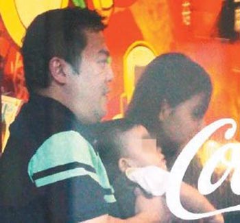 韋汝曾未婚生子，后嫁入豪門