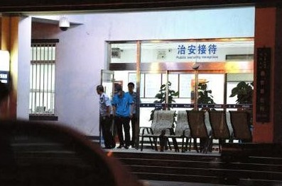 釋小龍走出派出所。