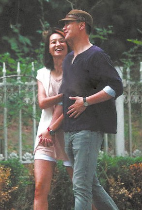 朱丹與神秘男友牽手亮相。