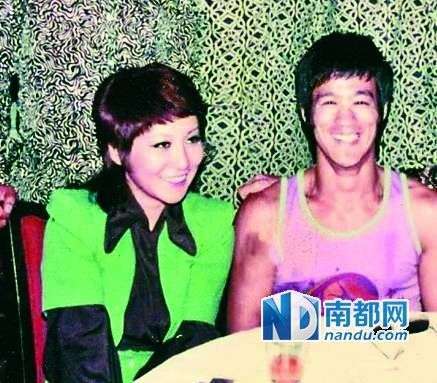從當(dāng)時拍到的很多李小龍和丁佩一起的照片中可以看到，她和李小龍的發(fā)型是一樣的。