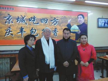 吳頌今（左二）、王樹才（左三）、談芳兵（右一）與店長合影。