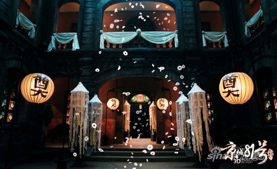 冥婚當夜，霍家大院招魂幡隨風擺動，漫天冥幣飛舞