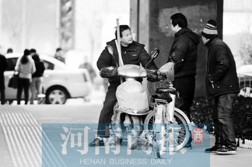 想讓農(nóng)民工安定下來(lái)，城市要給他們相應(yīng)的福利待遇，還有家的感覺(jué)