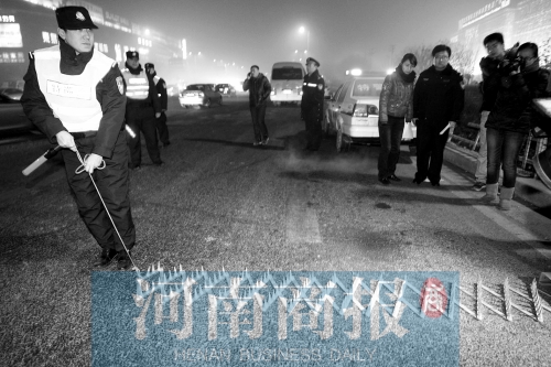 特警隊員在清查中使用阻車釘，應對惡意闖崗或攔截駕車逃竄行為 河南商報記者 王春勝/攝