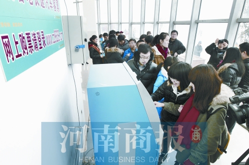 自動售票機安裝在高校內(nèi)，方便了學生購票返鄉(xiāng)