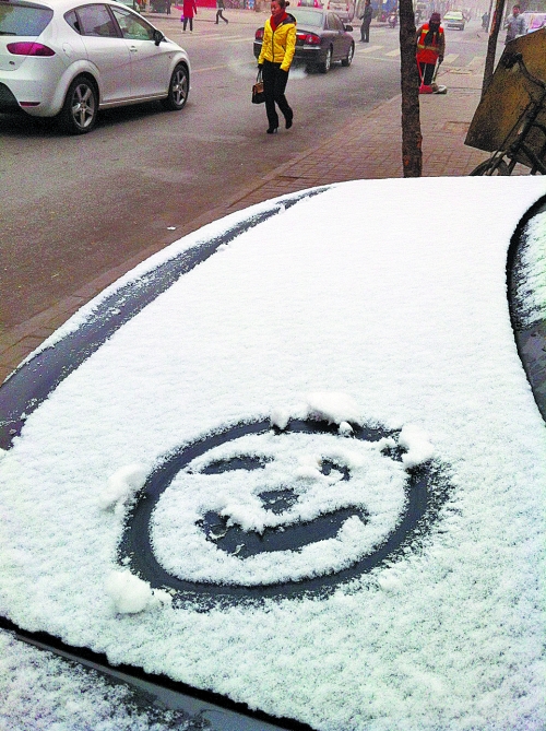 一月十五日上午，有汽車披著一身的雪裝，從經(jīng)開區(qū)回到市區(qū)。