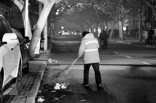 清晨六點，鄭州市經(jīng)七路，一名環(huán)衛(wèi)工開始了一天的工作。