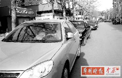 友愛路，路邊停了一排車，本來不寬的路就變得更窄了。