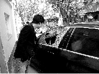 有個(gè)人晃了一圈后，寶馬、現(xiàn)代、越野的車(chē)窗都“長(zhǎng)”出大窟窿