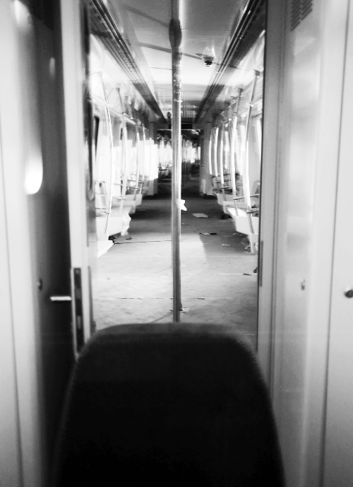 透過擋風(fēng)玻璃，依稀能看到車廂內(nèi)的樣子
