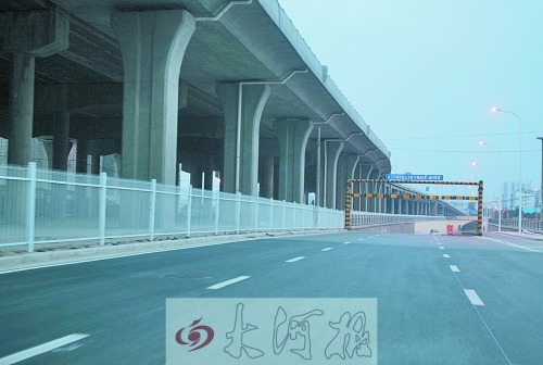下穿隧道限高3米，不影響公交車通行。